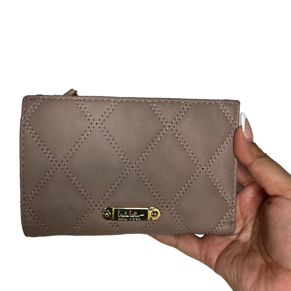 • Size: Medium
•‎ Color: Taupe (exterior), Black (interior)